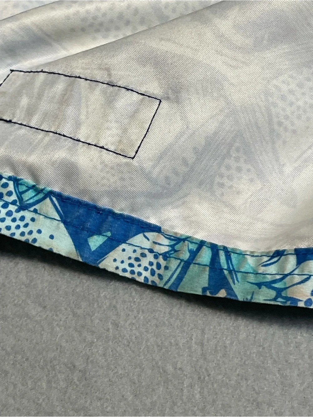 Vineyard Vines Blue & Aqua Fish-Print Swim Trunks Men’s Size L Resortwear Beach